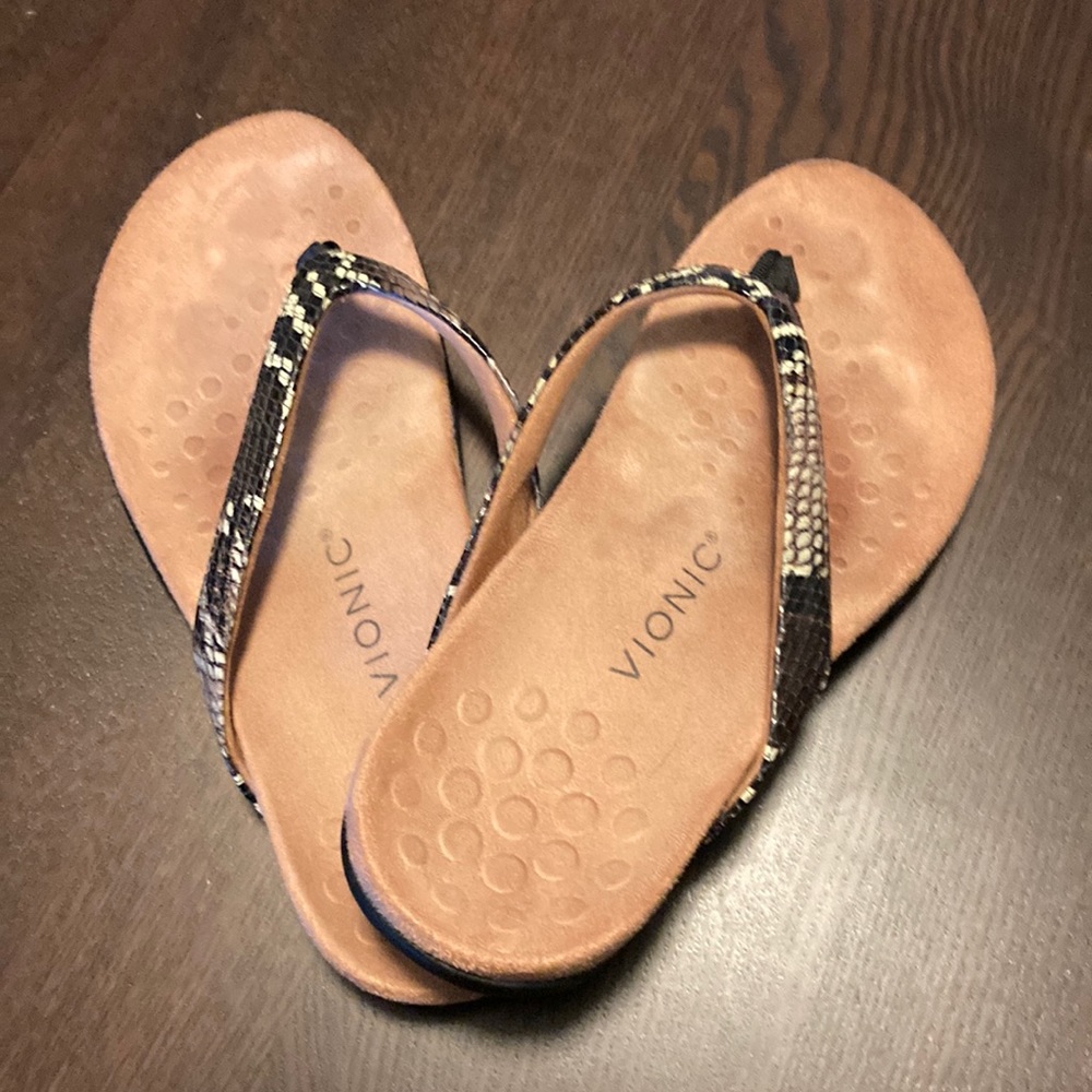 Dillon Snake skin Vionic Sandals. Gently used. Size 8.5 Wide High Arch
